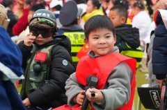 提笔专注书写福字